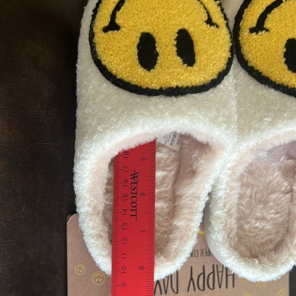 Smiley Face Slippers Unisex NEW Happy days size 5/6 white with yellow face - Picture 6 of 7